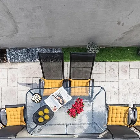 Appartement Awesome In Kastel Gomilica With Kitchen